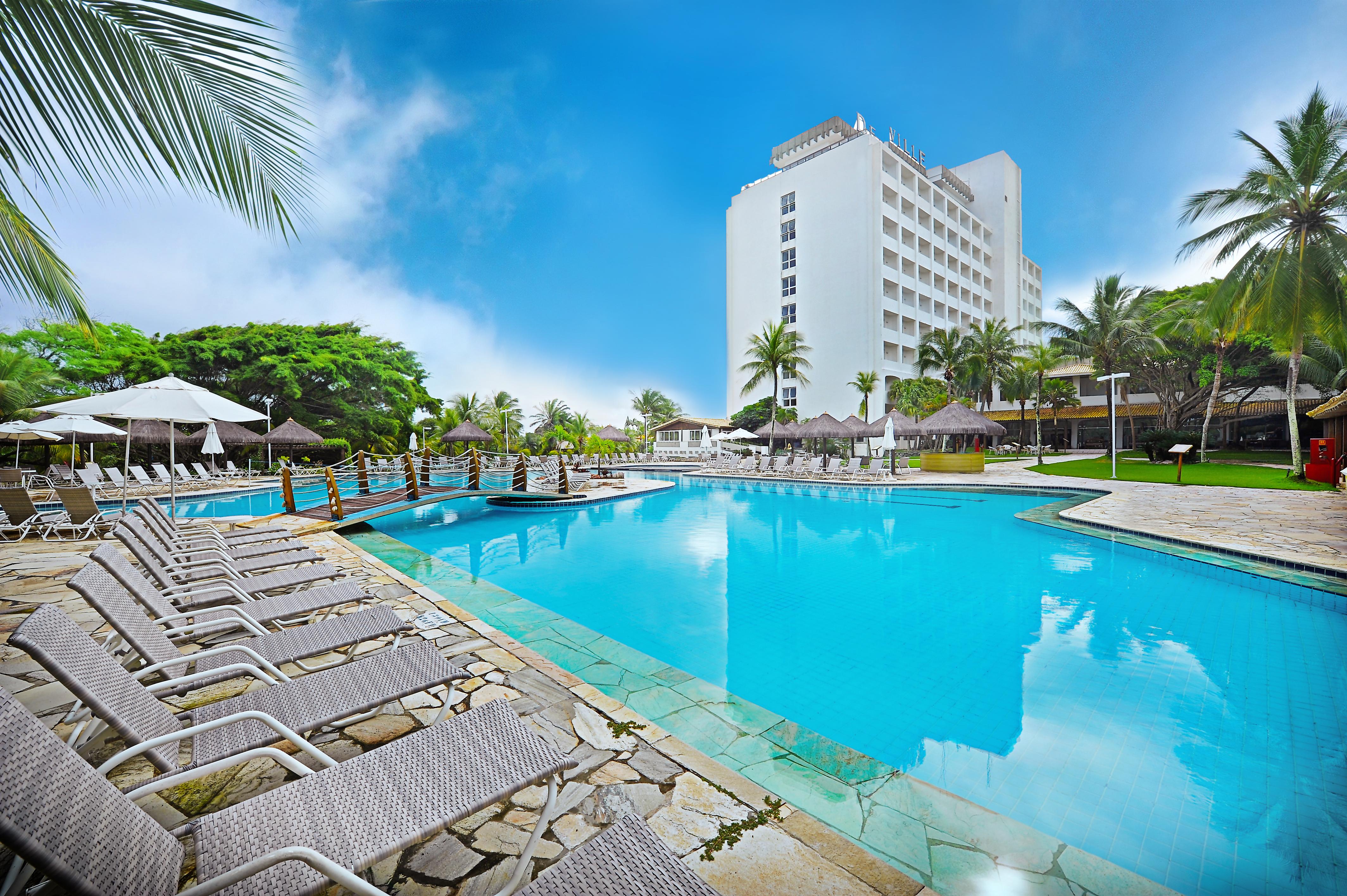 Hotel Deville Prime Сальвадор Экстерьер фото The pool at the hotel