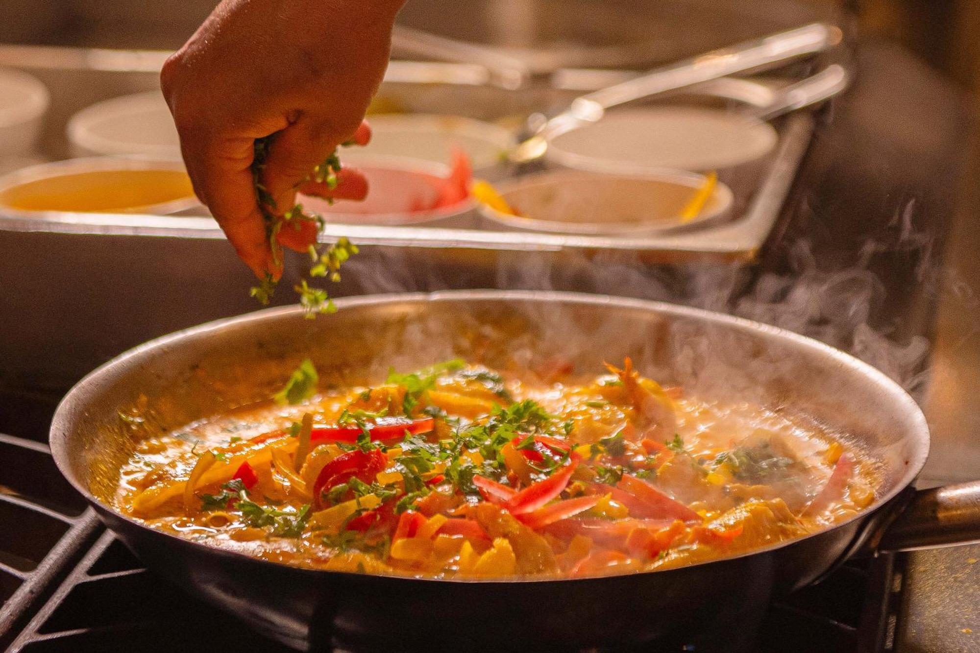 Hotel Deville Prime Сальвадор Экстерьер фото A chef seasoning a dish